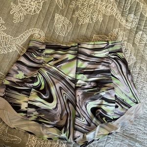 Lululemon Hotty Hot 4in shorts. Size 8!